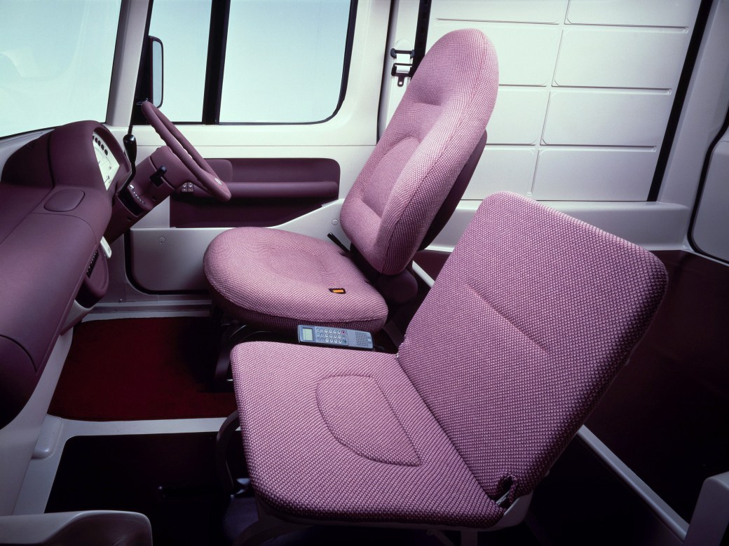 1989-Nissan-Chapeau-Concept-Interior-02